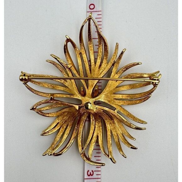 Monet Signed Gold Tone Textured Abstract Leaf Vintage Brooch Pin Jewelry - Picture 6 of 7